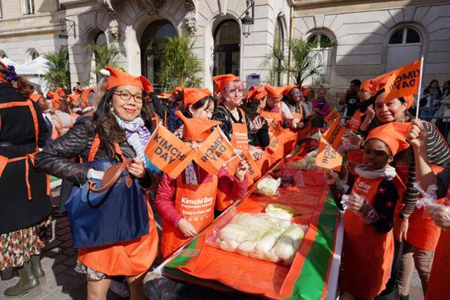 4일 프랑스 파리15시청 대광장에서 열린 김치의 날 제정 선포식에서 김치 버무림 행사에 참여한 참가자 모습. 대상 제공