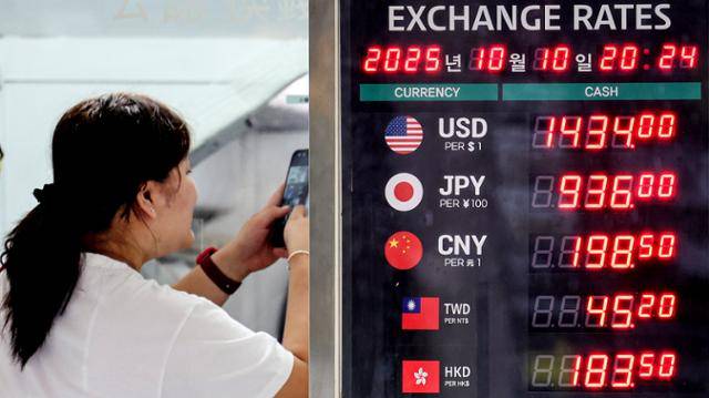 원·달러 환율이 5개월여 만에 최고치로 상승하고 있는 10일 서울 중구 명동의 환전소에서 외국인 관광객이 환전을 하고 있다. 뉴스1