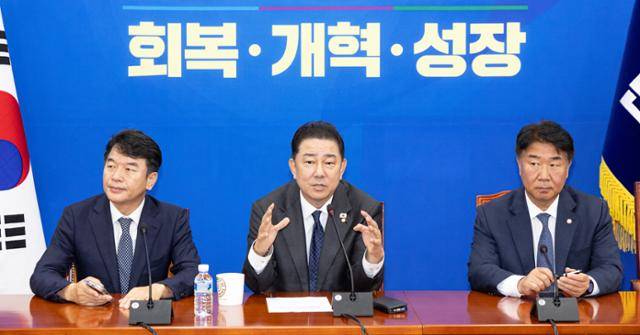 김병기(가운데) 더불어민주당 원내대표가 10일 국회에서 국정감사 증인채택 관련 브리핑을 하고 있다. 뉴스1