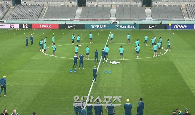 브라질 축구대표팀 선수들이 한국과 A매치를 하루 앞둔 9일 서울월드컵경기장에서 훈련하는 모습. 브라질은 초반 15분을 공개했는데, 론도(볼 돌리기)만 진행했다. 사진=IS 포토