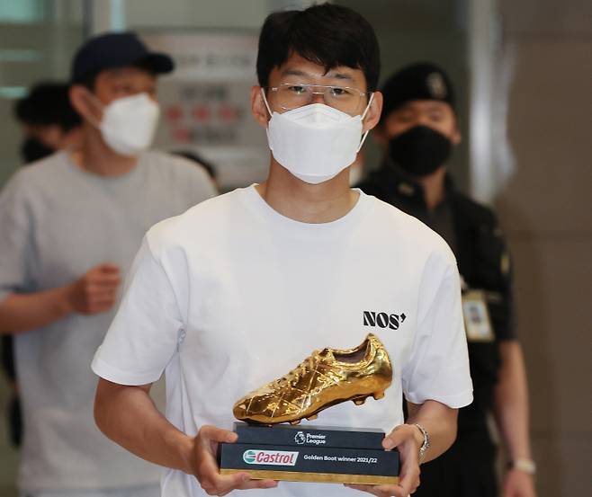 <yonhap photo-5664=""> EPL 득점왕 손흥민. 영광의 골든부트 (영종도=연합뉴스) 서대연 수습기자 = 아시아 최초로 영국 프리미어리그 득점왕으로 등극한 손흥민(30·토트넘)이 인천국제공항 제2여객터미널로 귀국하며 골든부트 트로피를 들고 있다. 손흥민은 2021-2022시즌 프리미어리그에서 23골을 기록하며 리버풀의 무함마드 살라흐와 공동 득점왕에 올랐다. 아시아인이 잉글랜드 프리미어리그(EPL)에서 득점왕을 차지한 것은 이번이 처음이다. dwise@yna.co.kr/2022-05-24 17:48:34/ <저작권자 ⓒ 1980-2022 ㈜연합뉴스. 무단 전재 재배포 금지.></yonhap>