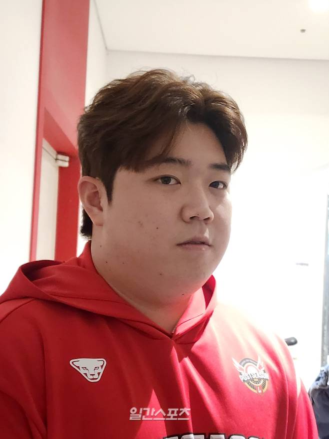 10일 준PO 2차전을 앞두고 인터뷰를 하고 있는 이로운. IS포토