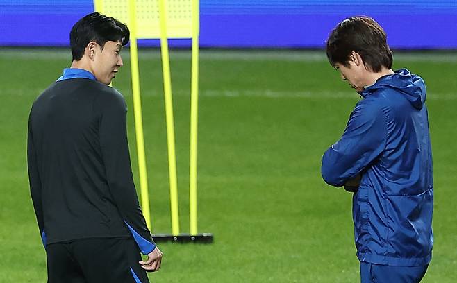 <yonhap photo-4714=""> 홍명보 감독, 손흥민과 대화 (서울=연합뉴스) 김성민 기자 = 대한민국 축구 국가대표팀 손흥민(왼쪽)과 홍명보 감독이 9일 서울월드컵경기장에서 공식 훈련을 하며 대화하고 있다. 2025.10.9 ksm7976@yna.co.kr/2025-10-09 19:22:03/ <저작권자 ⓒ 1980-2025 ㈜연합뉴스. 무단 전재 재배포 금지, AI 학습 및 활용 금지></yonhap>