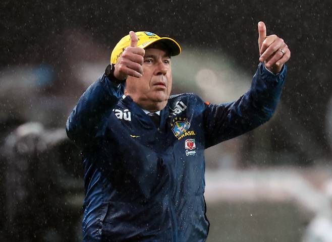 <yonhap photo-5500="">10일 서울 마포구 서울월드컵경기장에서 열린 한국과 브라질 축구 대표팀의 친선경기. 카를로 안첼로티 브라질 대표팀 감독이 엄지를 들어올리고 있다. 이날 브라질은 한국을 5-0으로 완파했다. 사진=연합뉴스</yonhap>