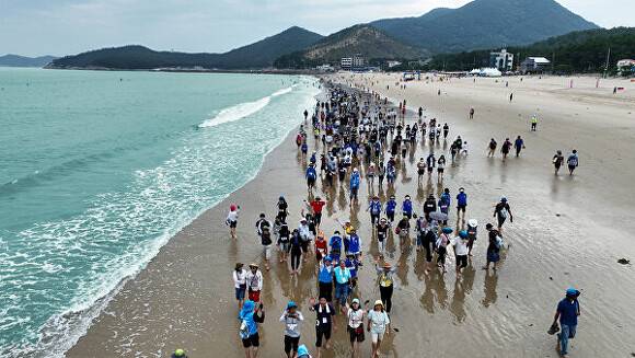 전남 완도 신지면 명사십리 해수욕장 해양치유 맨발 걷고 있는 관광객 모습이다. [사진=완도군]