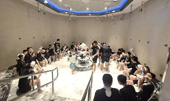 추석 연휴, 완도해양치유센터 해조류 거품 테라피실에 사람들로 붐빈 모습이다. [사진=완도군]