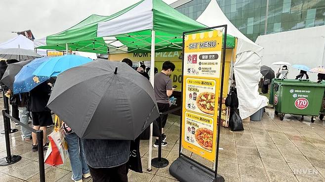 ▲ 이젠 서브컬쳐 행사에서 빠지면 섭할 맘스터치, 이번엔 붕괴: 스타레일X맘스 피자로 왔다