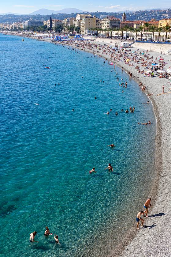 니스는 프랑스 코트다쥐르 지방의 최대 도시다. 약 3.5㎞에 이르는 몽돌 해변이 니스의 상징이라 할 수 있다. 해변을 따라 널찍한 보행로도 조성돼 있다. 19세기 중반부터 영국인이 몰려들어 ‘영국인의 산책로’로 불리었다. 한겨울에도 볕 좋은 날이면 사람들은 해변에 드러누워 살을 태운다.
