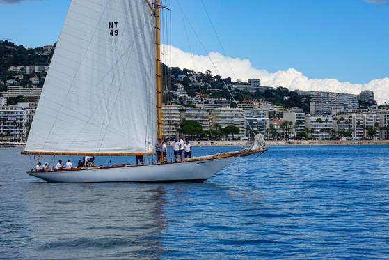 코트다쥐르에서는 멋진 요트를 구경하는 것도 남다른 재미다. 칸 해변에서 본 구형 요트.