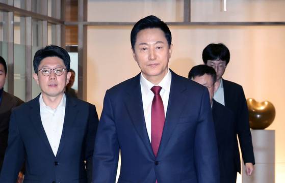 오세훈 시장은 2021년 서울시장 보궐선거 당시 명태균씨로부터 여론조사를 무상으로 받아본 혐의를 받는다. 사진은 지난 3월 검찰 압수수색 직후 집무실을 나서는 오 시장. 연합뉴스