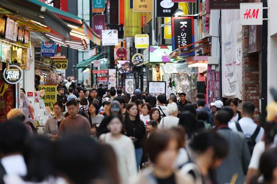 지난달 28일 서울 중구 명동이 외국인 관광객들로 붐비고 있다. 뉴시스