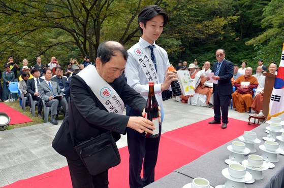 임진왜란 때 출정한 일본인 장수 후손인 히로세 유이치(왼쪽)와 히사다케 소마가 10일 충북 옥천군 가산사에서 열린 한일 평화의 날 행사에 참석해 사죄의 의미를 담은 헌주 의식을 행하고 있다.김성태 객원기자