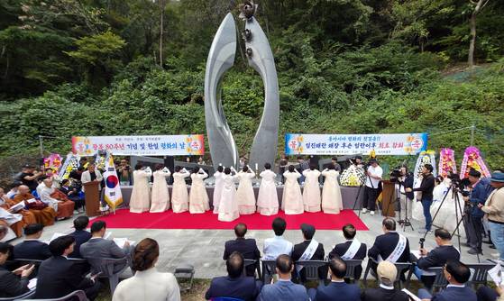 임진왜란 때 출정한 일본인 장수 후손인 히로세 유이치와 히사다케 소마가 10일 충북 옥천군 가산사에서 열린 한일 평화의 날 행사에 참석해 사죄의 메시지를 전했다. 김성태 객원기자