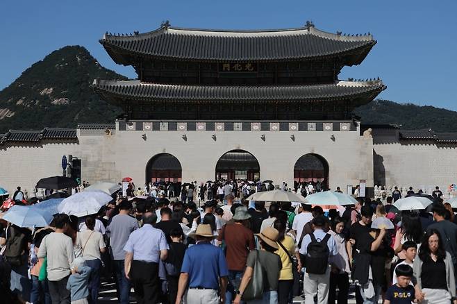 ▲ 추석 연휴 엿새째인 10월 8일 서울 경복궁을 찾은 시민들이 광화문을 지나고 있다 [연합뉴스]