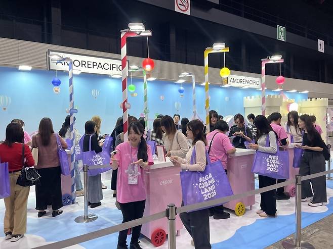 지난 4일 일본 도쿄 아리아케 체조경기장에서 열린 ‘메가 코스메 랜드 2025’ 아모레퍼시픽 부스에 사람들이 줄을 서 있다.  /사진=라현진 기자