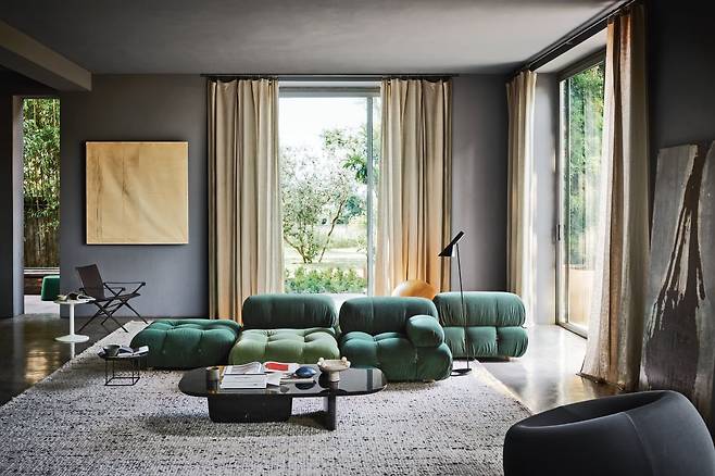 비앤비 이탈리아의 '카멜레온다' 소파. 1970년대 출시된 모듈형 소파로, 배치가 자유롭고 어느 공간에도 잘 어울리는 클래식한 디자인이 특징이다./제공=비앤비 이탈리아