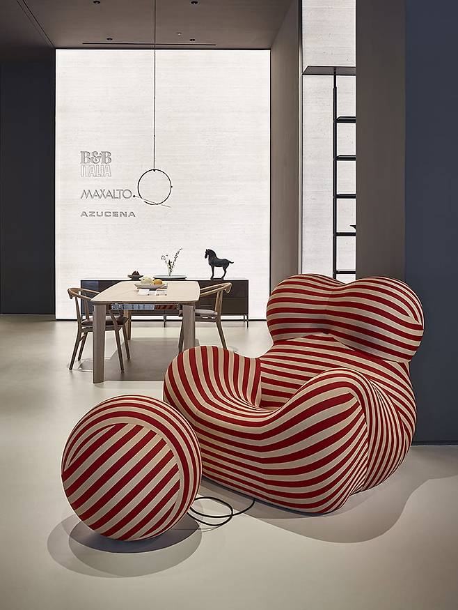 비앤비 이탈리아 플래그십 스토어. 브랜드의 아이코닉 제품과 다른 하이엔드 브랜드, 욕실·자재 브랜드 등을 망라하고 있다. 전 세계 불가리 호텔&리조트를 총괄한 안토니오 치테리오 디자이너가 전체 공간을 디렉팅했다./제공=비앤비 이탈리아