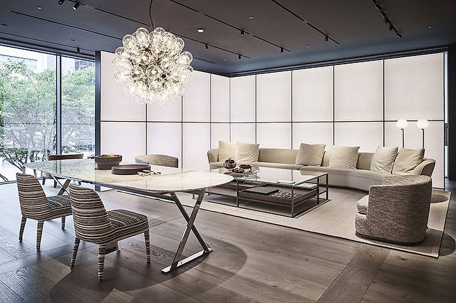 비앤비 이탈리아 플래그십 스토어. 브랜드의 아이코닉 제품과 다른 하이엔드 브랜드, 욕실·자재 브랜드 등을 망라하고 있다. 전 세계 불가리 호텔&리조트를 총괄한 안토니오 치테리오 디자이너가 전체 공간을 디렉팅했다./제공=비앤비 이탈리아