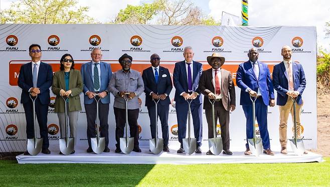 김대영 포스코인터내셔널 중남아프리카지역담당(왼쪽부터), 안은주 주탄자니아대한민국대사, 존 드브리스 블랙록마이닝 CEO, 아담 키고마 말리마 탄자니아 모로고로 주지사, 앤서니 마분데 탄자니아 광물부 장관, 리처드 크룩스 블랙록마이닝 사외이사, 니헤미야 캬안도 메체추 탄자니아 재무부 국유자산청장, 보마 라발라 탄자니아 CRDB은행 최고영업책임자, 크리스토퍼 엘링거 주케냐대한민국부대사. 포스코인터내셔널 제공