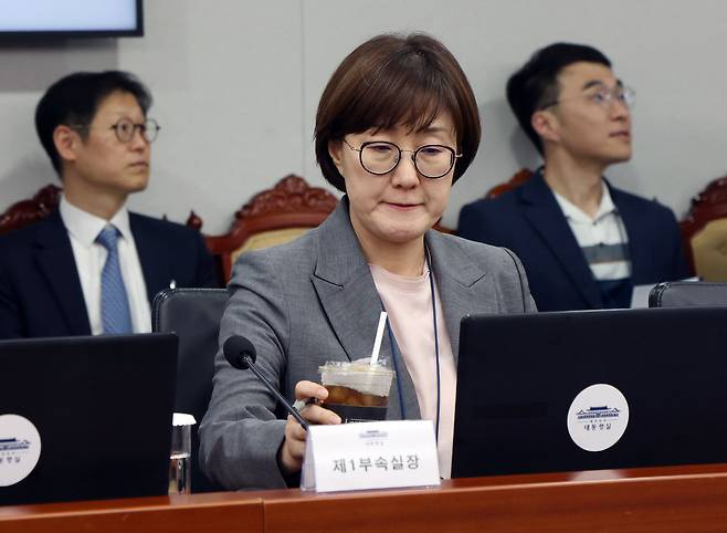 김현지 대통령실 제1부속실장이 지난 2일 용산 대통령실 청사에서 열린 제12차 대통령 주재 수석보좌관회의에 참석하고 있다. 대통령실사진기자단
