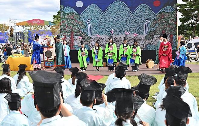 Participants recognized as top scholars receive certificates during the 2nd Sejong Hangeul Daejeon at Sejong Lake Park’s Maehwa Stage on Thursday. (Im Se-jun/The Korea Herald)