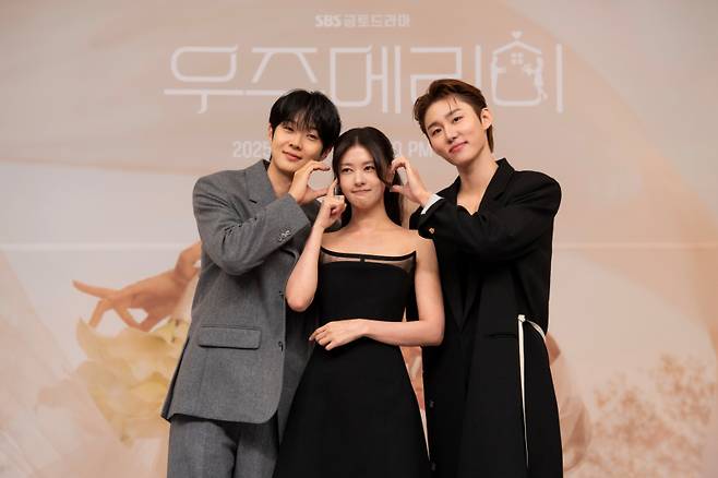 배우 최우식, 정소민, 서범준(왼쪽부터)이 10일 서울 목동 SBS홀에서 열린 SBS 새 금토드라마 ‘우주메리미’ 제작발표회에 참석해 포즈를 취하고 있다. SBS 제공