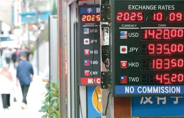 원·달러 환율은 서울 외환시장에서 지난 3일 추석 연휴 직전 마지막 야간 거래를 1407.0원에 마감하면서 7거래일 연속 1400원대를 유지했다. 사진은 9일 서울 중구 명동 환전소에 주요 통화의 환전 가격이 표시된 모습. 뉴시스
