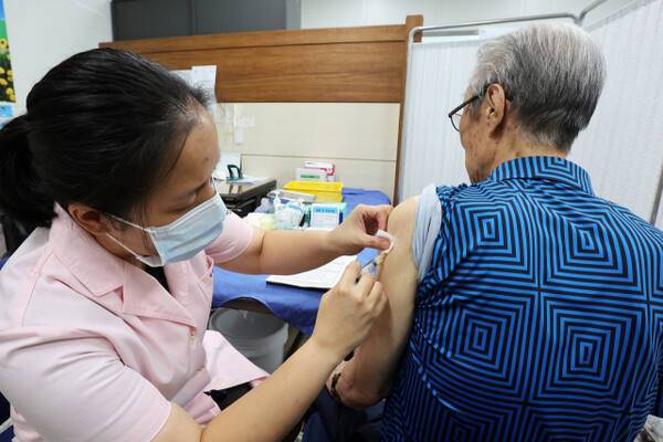 한 어르신이 대상포진 무료 예방접종을 맞고 있다. 경기일보 DB