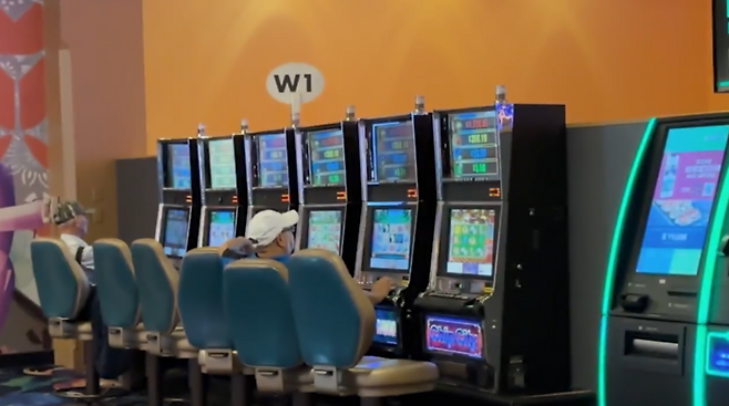 미국 뉴저지 애틀랜틱시티의 카지노에서 게임을 즐기고 있는 관광객. <매경 월가월부>