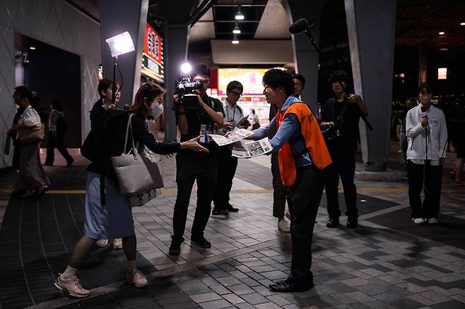 노벨상 수상 소식이 담긴 신문 호외를 받아보는 도쿄 시민들. AP연합뉴스