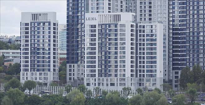 임금 상승세를 비웃듯이 오르는 서울 부동산 가격은 ‘고소득 흙수저’ 계층의 박탈감을 높였다. 사진은 8월 전용 84㎡ 입주권이 55억5000만원에 거래된 청담르엘 아파트. (매경DB)