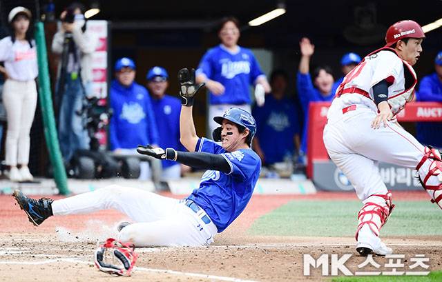 준플레이오프 1차전에서 득점하고 있는 구자욱. 사진(인천)=김영구 기자