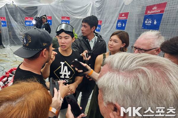 김혜성이 인터뷰를 갖고 있다. 사진(美 로스앤젤레스)= 김재호 특파원