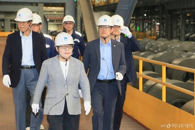 [서울=뉴시스] 김금보 기자 =  임이자 국회 기획재정위원장과 박수영 국민의힘 간사, 권영세, 박대출 의원이 26일 충남 현대제철 당진제철소에서 대미 관세 및 노조법(노란봉투법)·상법 개정 등과 관련한 철강업계의 애로 및 건의사항을 점검하고 있다. (사진=국민의힘 제공) 20205.08.26. photo@newsis.com  *재판매 및 DB 금지 /사진=김금보