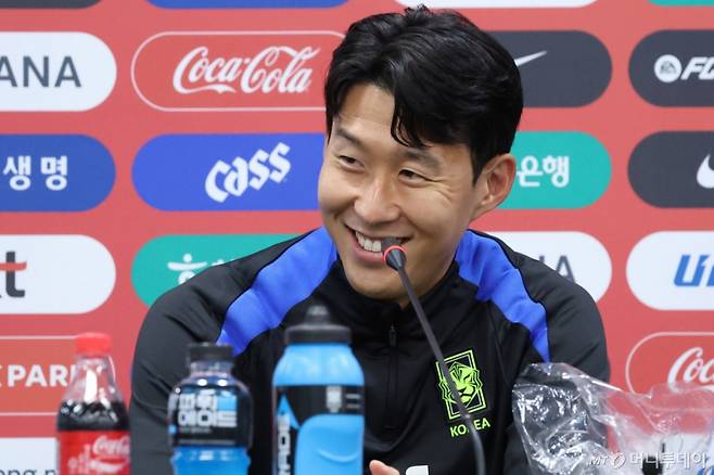 대한민국 축구 국가대표팀 주장 손흥민이 브라질과의 A매치를 앞두고 진행된 기자회견에서 인터뷰 중인 모습. /사진=김진경 kim.jinkyung@