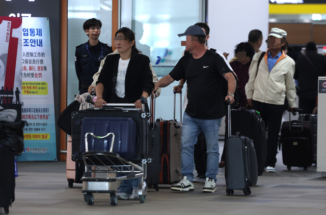 인천항국제여객부두에 도착한 중국인 관광객들이 입국장을 나오는 모습. 뉴시스