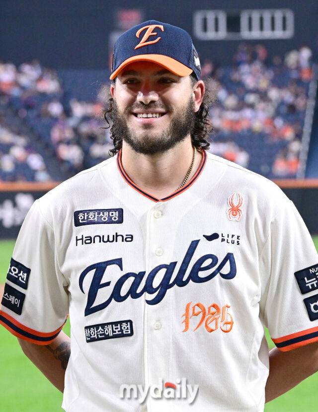 2025년 9월 26일 오후 대전 한화생명 볼파크에서 열린 '2025 신한 SOL뱅크 KBO 리그' LG 트윈스와 한화 이글스의 경기. 한화 폰세가 226K 단일시즌 최다 탈삼진 수상을 한 뒤 기뻐하고 있다./대전=유진형 기자 zolong@mydaily.co.kr