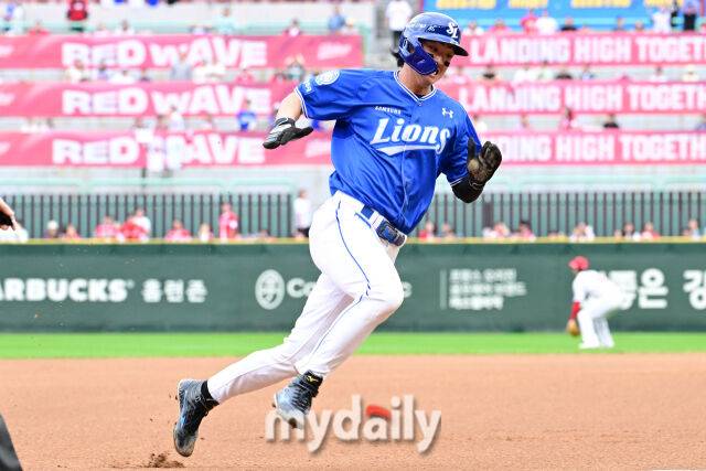 2025년 10월 9일 인천 SSG랜더스필드에서 진행된 '2025 신한 SOL뱅크 KBO리그 준플레이오프' 1차전 삼성-SSG의 경기. 삼성 구자욱이 4회초 1사 1루에서 디아즈의 적시타에 홈으로 쇄도하고 있다./인천 = 곽경훈 기자