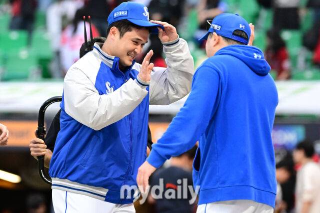 2025년 10월 9일 인천 SSG랜더스필드에서 '2025 신한 SOL뱅크 KBO리그 준플레이오프' 1차전 삼성-SSG의 경기.삼성이 SSG를 상대로 5-2로 승리한 뒤 선발 최원태와 박진만 감독이 기뻐하고 있다./인천=곽경훈 기자