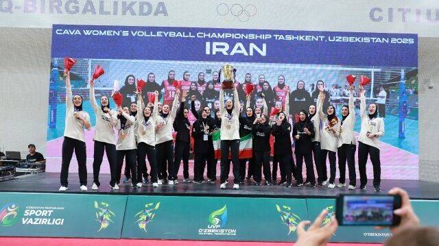 62년 만에 사상 첫 국제대회 금메달을 거머쥔 이란 여자배구대표팀./AVC