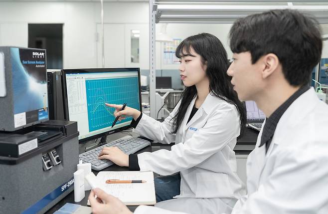 한국콜마 UV테크이노베이션연구소 연구원들이 자외선차단 연구를 하고 있다. [한국콜마 제공]