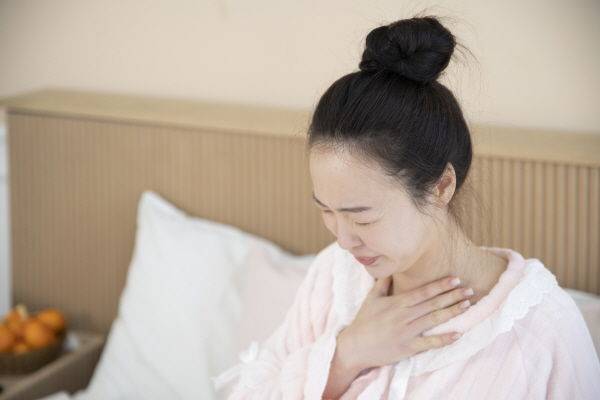 [서울=뉴시스] 10일 의료계에 따르면 인후두염은 인두, 후두를 포함한 상기도 점막에 생기는 염증이 발생하는 것으로 흔히 '목감기'라고 부르는 질환이다. (사진=유토이미지 제공) 2025.10.10. photo@newsis.com *재판매 및 DB 금지