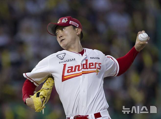 [인천=뉴시스] 김근수 기자 = 23일 인천 미추홀구 SSG랜더스필드에서 열린 2025 KBO리그 KIA 타이거즈와 SSG 랜더스의 경기, 1회초 SSG 랜더스 선발 김건우가 공을 던지고 있다.  2025.09.23. ks@newsis.com