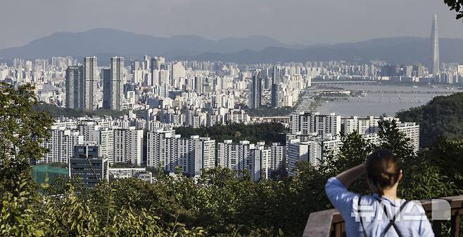 [서울=뉴시스] 김근수 기자 = 지난달 25일 서울 중구 남산에서 한강벨트 인근 아파트 대단지 모습이 보이는 모습. 2025.10.10. ks@newsis.com