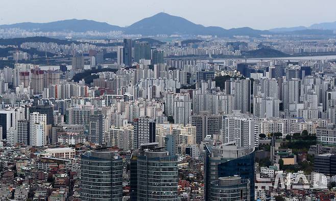 [서울=뉴시스] 김혜진 기자 = 9일 서울 중구 남산에서 서울시내 아파트가 보이고 있다. 2025.10.09. jini@newsis.com
