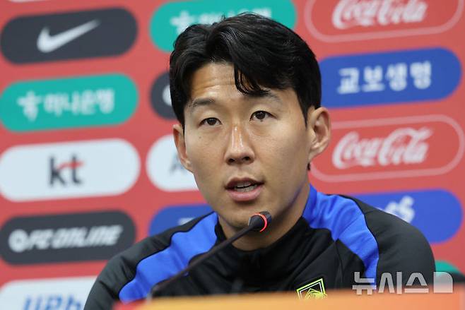 [서울=뉴시스] 권창회 기자 = 브라질과 친선평가전을 앞둔 대한민국 축구 국가대표팀 손흥민이 9일 오후 서울 마포구 상암월드컵경기장에서 열린 공식 기자회견에서 취재진 질문에 답하고 있다. 2025.10.09. kch0523@newsis.com