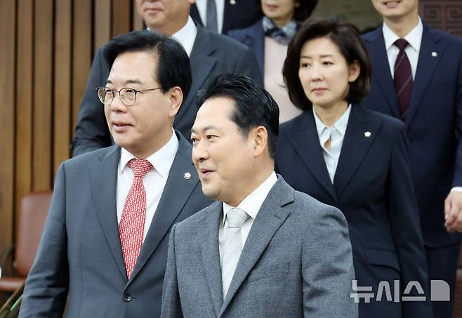 [서울=뉴시스] 김명년 기자 = 장동혁 국민의힘 대표가 10일 오전 서울 여의도 국회에서 열린 제9회 전국동시지방선거 총괄기획단 임명장 수여식 및 제1차 전체회의에서 송언석 원내대표, 나경원 위원장과 함께 입장하고 있다. 2025.10.10. kmn@newsis.com