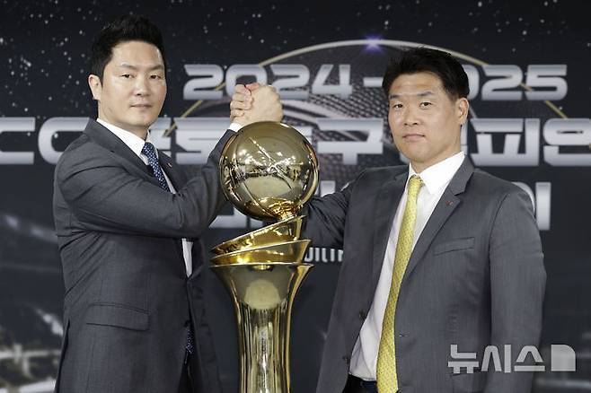 [서울=뉴시스] 최동준 기자 = 지난 5월1일 서울 강남구 KBL센터에서 열린 2024-2025 KCC 프로농구 챔피언결정전 미디어데이에서 서울 SK 전희철, 창원 LG 조상현 감독이 기념촬영을 하고 있다. 2025.05.01. photocdj@newsis.com