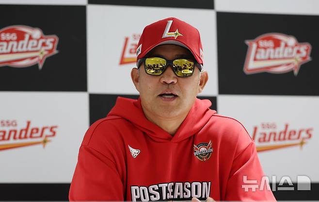 [인천=뉴시스] 조성우 기자 = 이숭용 SSG 랜더스 감독이 9일 인천 미추홀구 SSG랜더스필드에서 2025 KBO 포스트시즌 준플레이오프 1차전 삼성 라이온즈와 경기를 앞두고 인터뷰를 하고 있다. 2025.10.09. xconfind@newsis.com