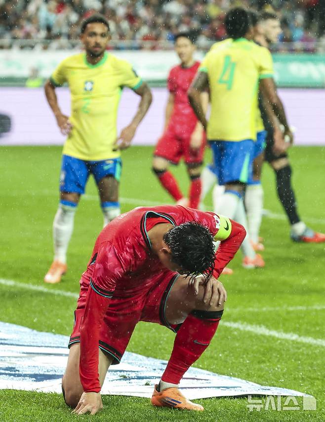 [서울=뉴시스] 황준선 기자 = 10일 서울 마포구 서울월드컵경기장에서 열린 남자 축구 국가대표 10월 A매치 친선전 대한민국과 브라질의 경기, 손흥민이 아쉬워하고 있다. 2025.10.10. hwang@newsis.com